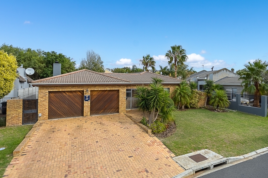 4 Bedroom Property for Sale in Uitzicht Western Cape